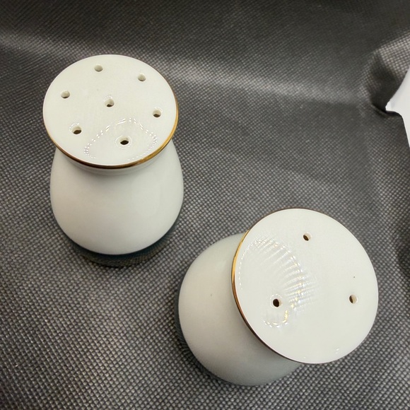 Vintage Noritake Legacy Salt & Pepper Shakers Green Gold Trim Japan - Picture 2 of 8